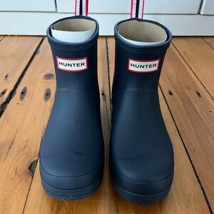 Navy Blue Hunter Short Boot - Women’s Size 6M